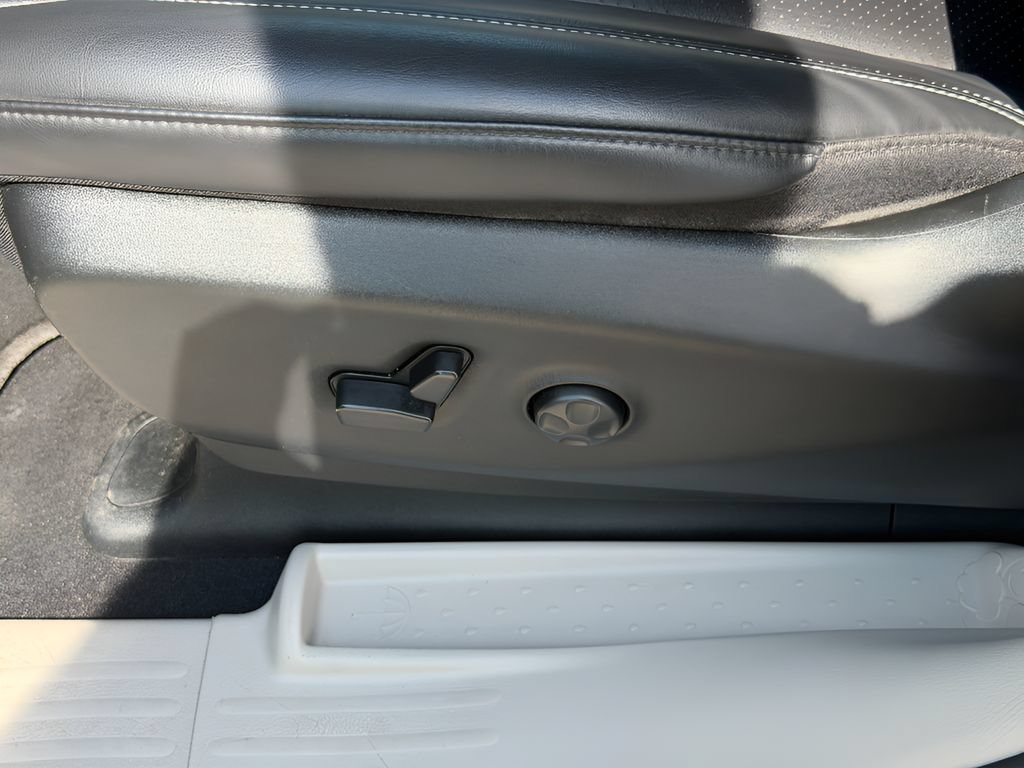 Used 2023 Chrysler Pacifica Touring-L FWD image 19