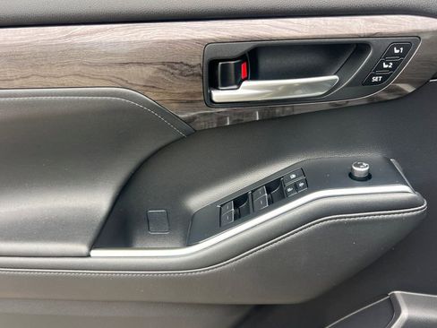 Used 2021 Toyota Highlander Platinum image 10