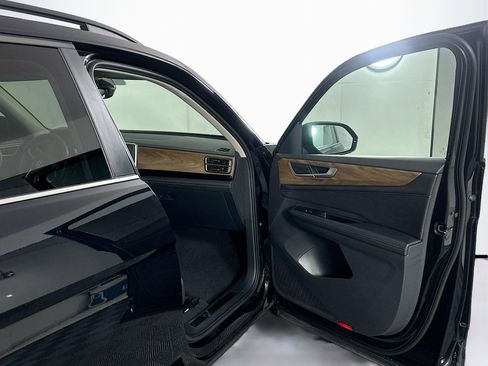 Used 2025 Volkswagen Atlas SE FWD image 32