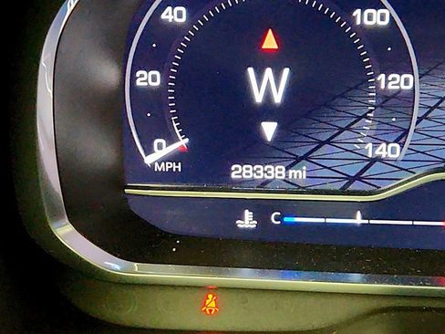 Used 2023 GMC Yukon SLT w/ SLT Premium Package image 16