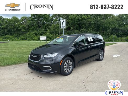 Used 2024 Chrysler Pacifica Limited FWD image 1