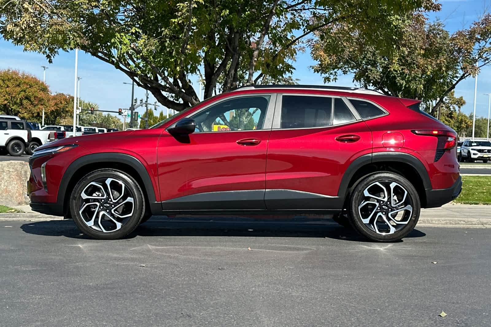 Used 2024 Chevrolet Trax RS w/ Sunroof Package FWD image 3