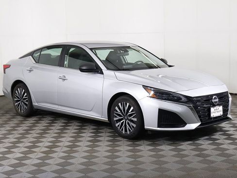 Used 2024 Nissan Altima 2.5 SV image 2