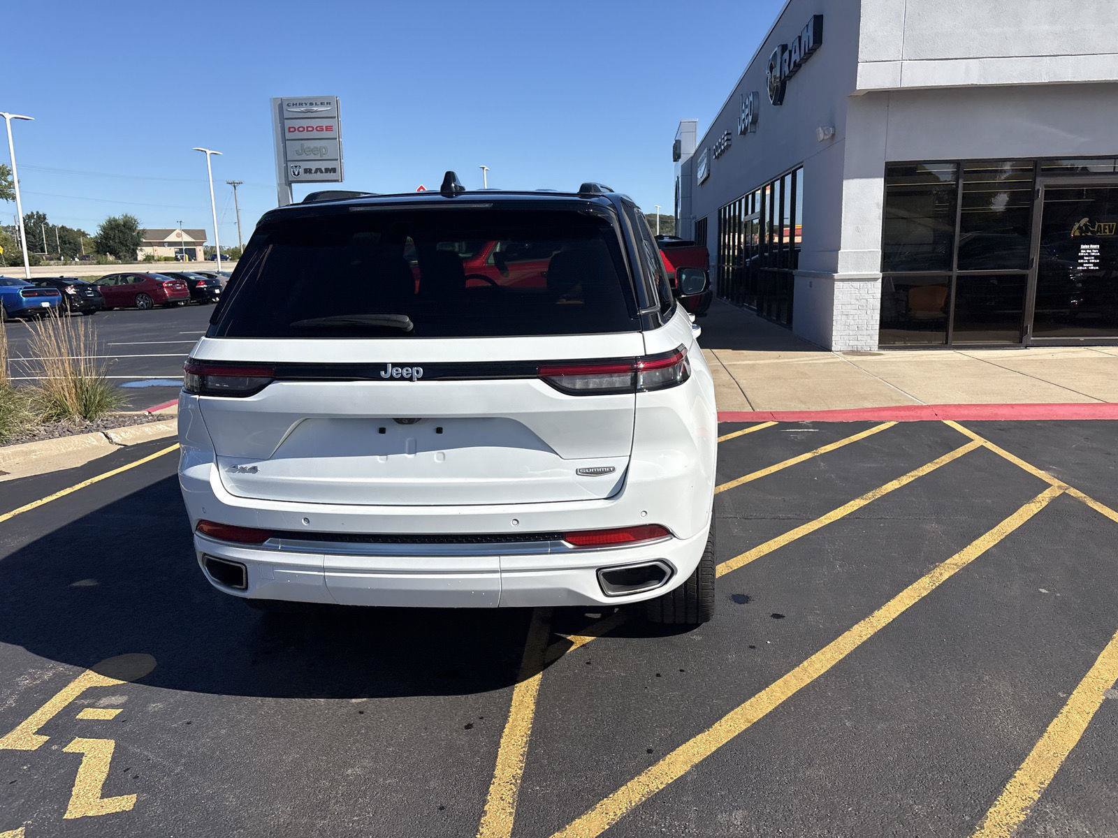 Used 2025 Jeep Grand Cherokee Summit AWD/4WD image 6