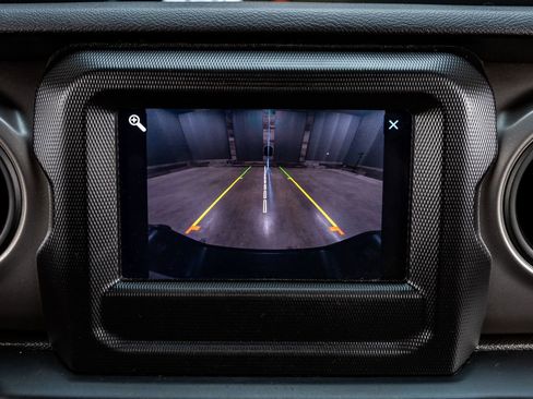 Used 2021 Jeep Gladiator Sport image 25