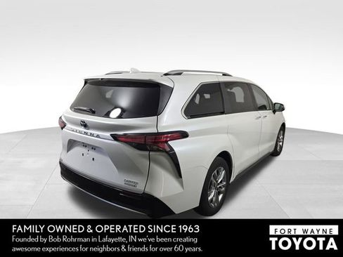 Used 2023 Toyota Sienna Limited FWD image 7