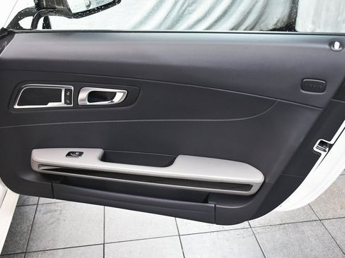 Used 2018 Mercedes-Benz AMG GT Roadster image 16