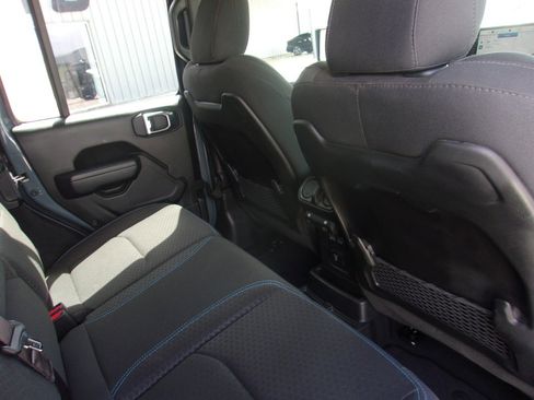 Used 2025 Jeep Wrangler Unlimited Rubicon 4xe w/ Convenience Group AWD/4WD image 17