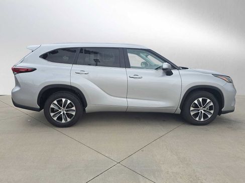 Certified 2025 Toyota Highlander XLE FWD image 2