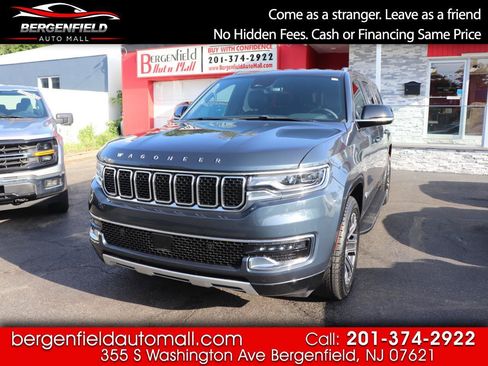 Used 2024 Jeep Wagoneer L Series II w/ Flexible Seating Group AWD/4WD image 1