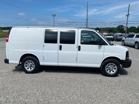 Used 2010 Chevrolet Express 1500 RWD image 2