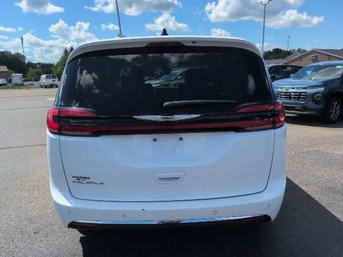 Used 2023 Chrysler Pacifica Touring-L FWD image 6