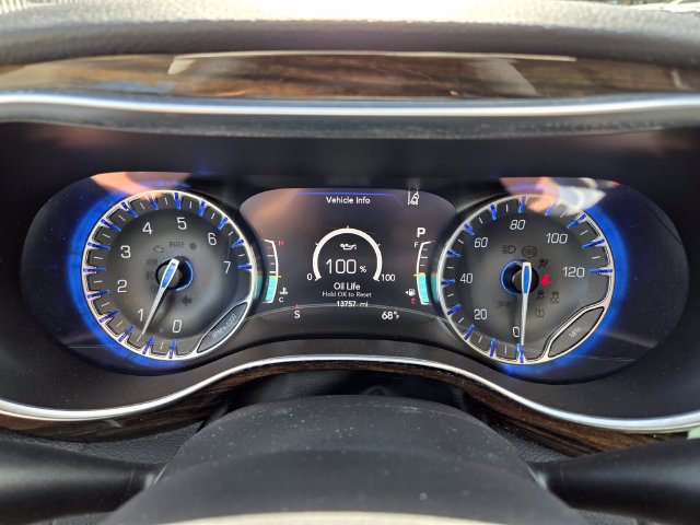 Used 2023 Chrysler Pacifica Limited FWD image 33