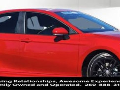 Used 2025 Toyota Camry SE image 4