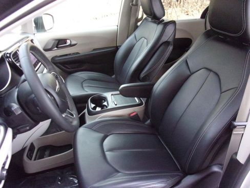 Used 2023 Chrysler Pacifica Touring-L image 8