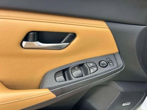 Used 2025 Nissan Sentra SV w/ SV Premium Package image 17