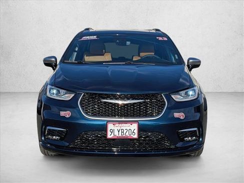 Used 2023 Chrysler Pacifica Pinnacle image 2