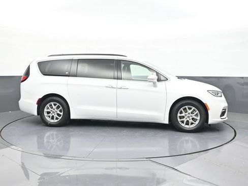 Used 2022 Chrysler Pacifica Touring-L FWD image 17