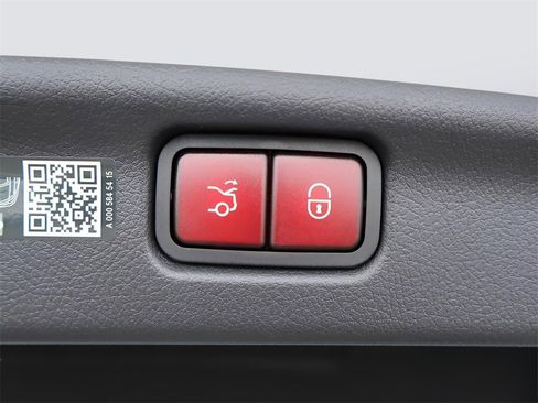 Used 2025 Mercedes-Benz C 300 4MATIC Sedan image 18