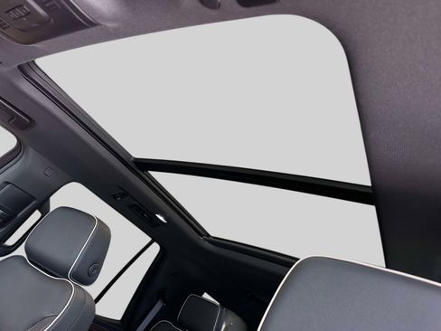 Used 2024 Chevrolet Tahoe Premier w/ Premium Package image 18