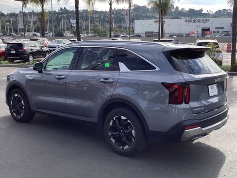Used 2024 Kia Sorento S image 7