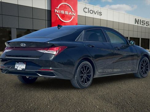 Used 2022 Hyundai Elantra SEL w/ Convenience Package FWD image 3