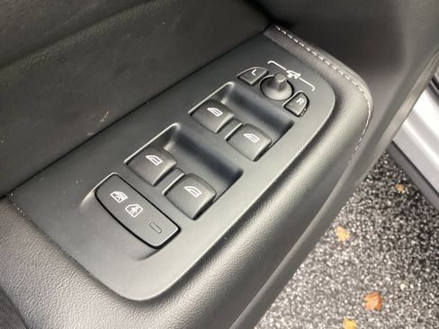 Certified 2022 Volvo XC60 B5 Inscription w/ Climate Package image 15