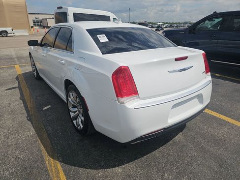 Used 2020 Chrysler 300 Touring w/ Chrome Appearance Package RWD image 10