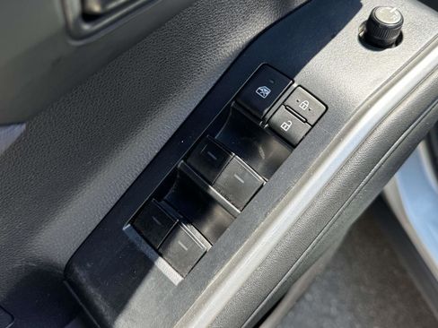 Used 2024 Toyota Highlander LE FWD image 16