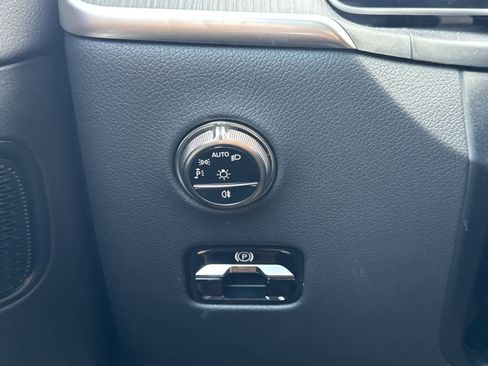 Used 2025 Mercedes-Benz GLC 300 4MATIC image 24