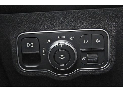 Used 2023 Mercedes-Benz GLB 250 4MATIC image 19