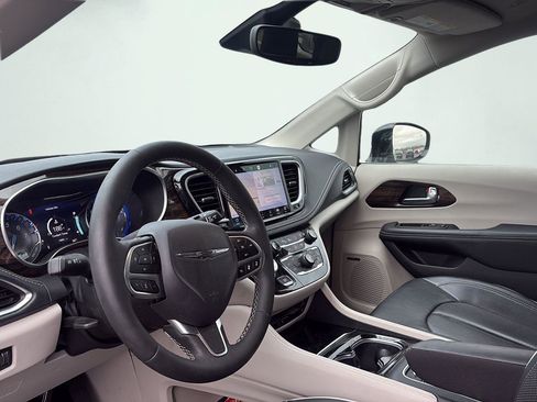 Used 2023 Chrysler Pacifica Limited w/ Uconnect Theater Family Group image 14