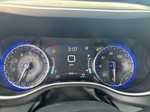 Used 2024 Chrysler Pacifica Touring-L FWD image 26