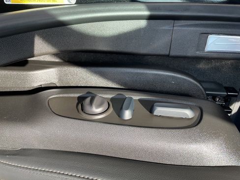 Used 2022 GMC Acadia SLT w/ LPO, Floor Liner Package image 7