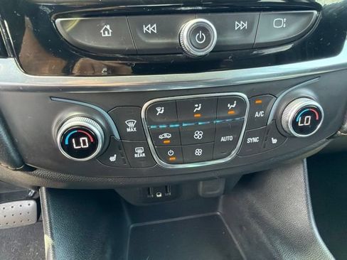 Used 2021 Chevrolet Traverse LT FWD image 18