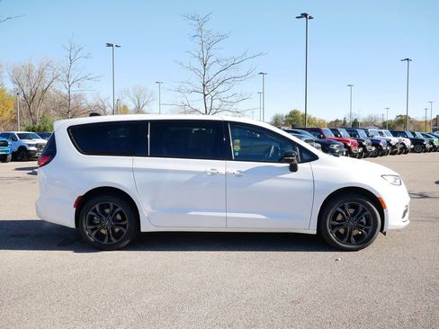 New 2026 Chrysler Pacifica Select AWD/4WD image 9