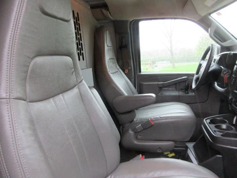 Used 2017 Chevrolet Express 2500 RWD image 36