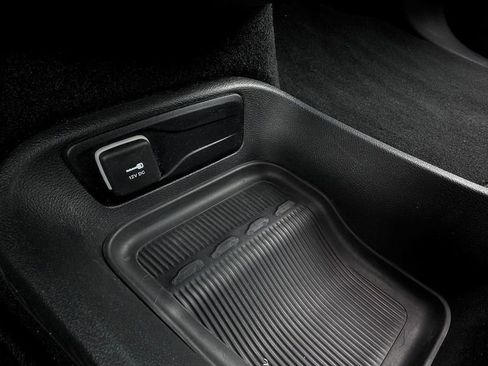 Used 2025 Chrysler Pacifica Select FWD image 33