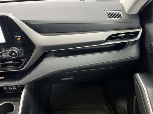 Used 2023 Toyota Highlander XLE AWD/4WD image 22