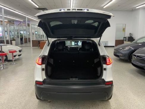 Used 2019 Jeep Cherokee Latitude Plus AWD/4WD image 32
