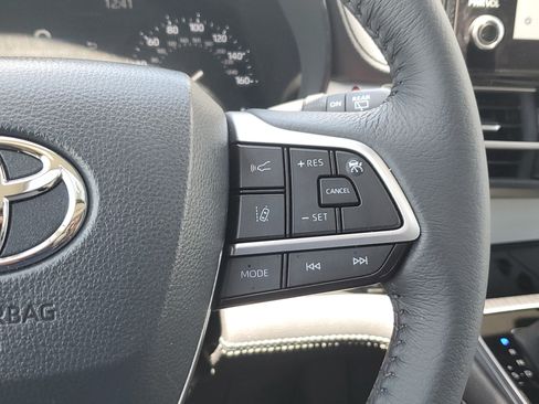 Certified 2025 Toyota Sienna XLE FWD image 26