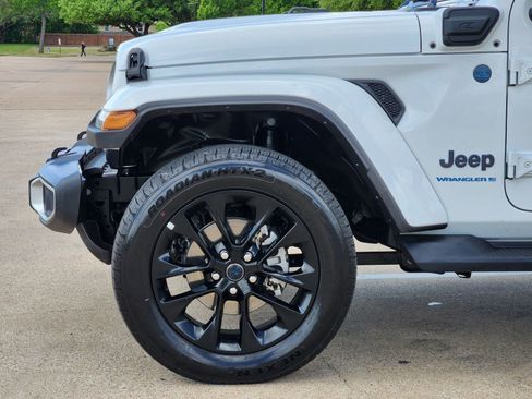 Used 2025 Jeep Wrangler Sahara image 8