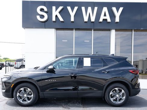 Used 2025 Chevrolet Blazer LT AWD/4WD image 2