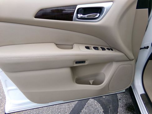 Used 2015 Nissan Pathfinder SL w/ SL Tech Package FWD image 10