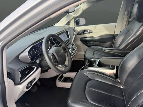 Used 2024 Chrysler Pacifica Touring-L FWD image 10