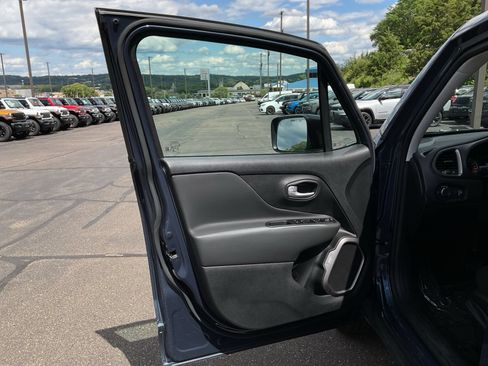 Used 2023 Jeep Renegade Latitude AWD/4WD image 29