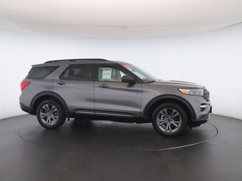 Used 2021 Ford Explorer XLT w/ Equipment Group 202A image 33