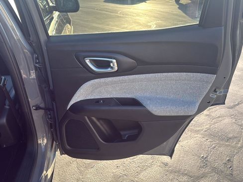 Used 2023 Jeep Compass Latitude image 27