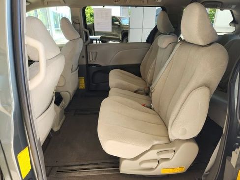Used 2013 Toyota Sienna LE w/ Towing Pkg FWD image 18