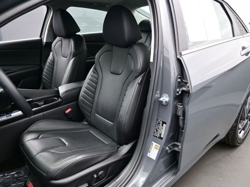 Used 2025 Hyundai Elantra Limited FWD image 12